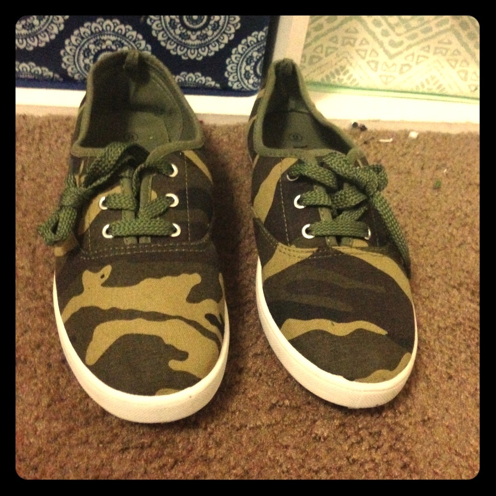 Army patterned casual shoes.